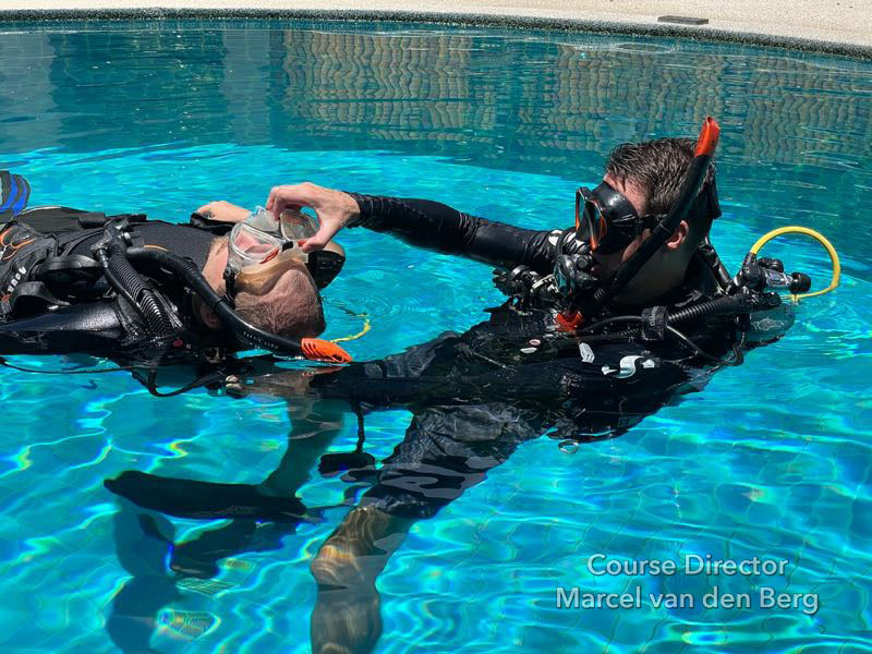 Remove victims diving mask PADI Rescue Exercise 7