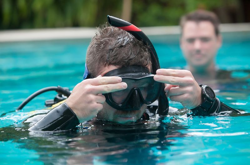 How to clear a snorkel mask