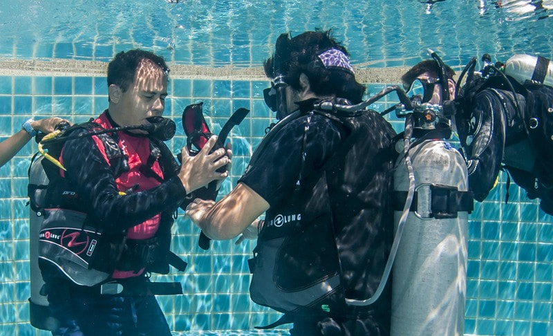 Keeping eyes closed during scuba mask clearing skills