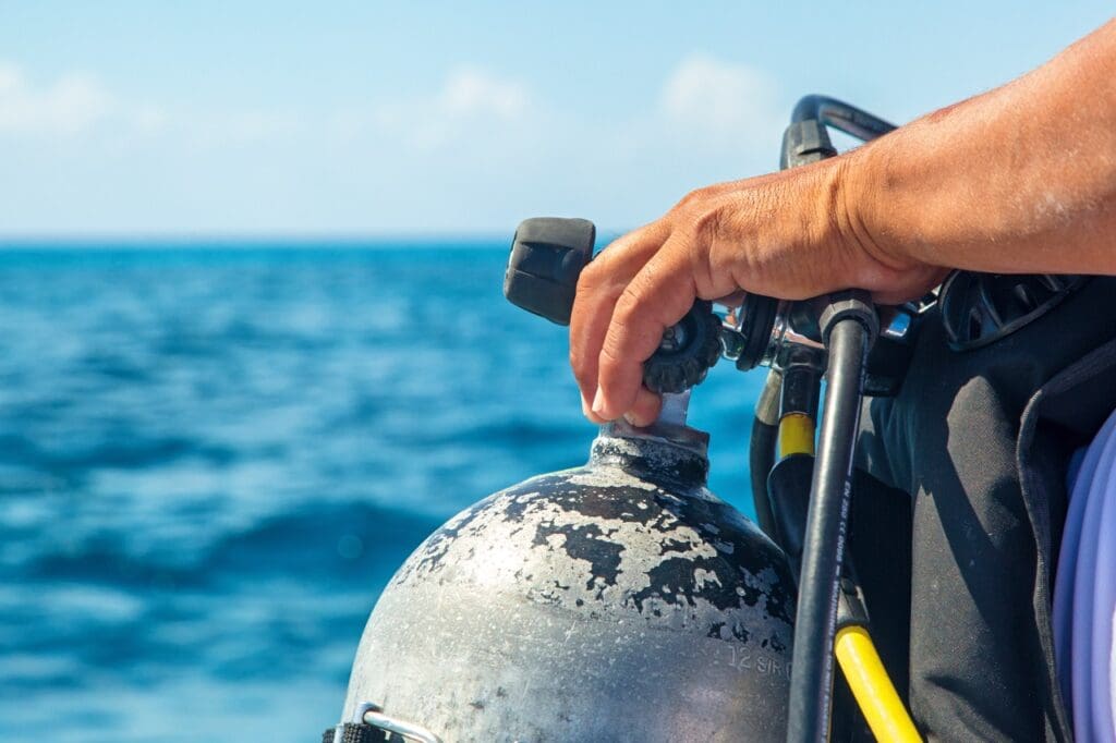 Learn how to assemble your dive equipment step-by-step, from securing the tank to attaching the regulator and checking your BCDβsafe diving starts with proper setup