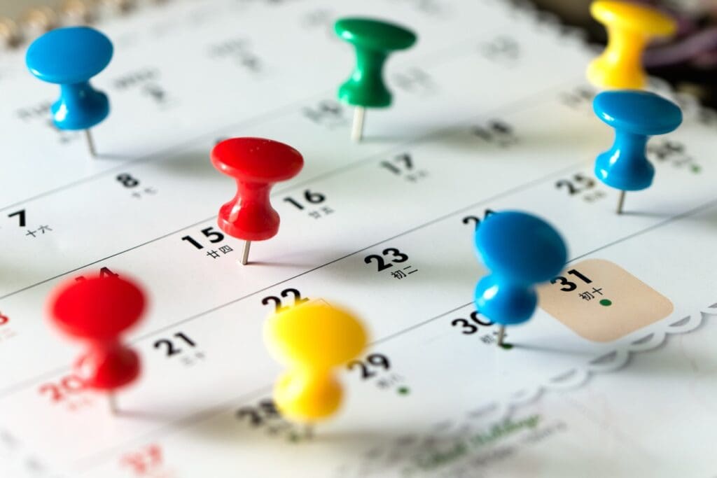 Calendar illustrating when to follow up on a Divemaster job application